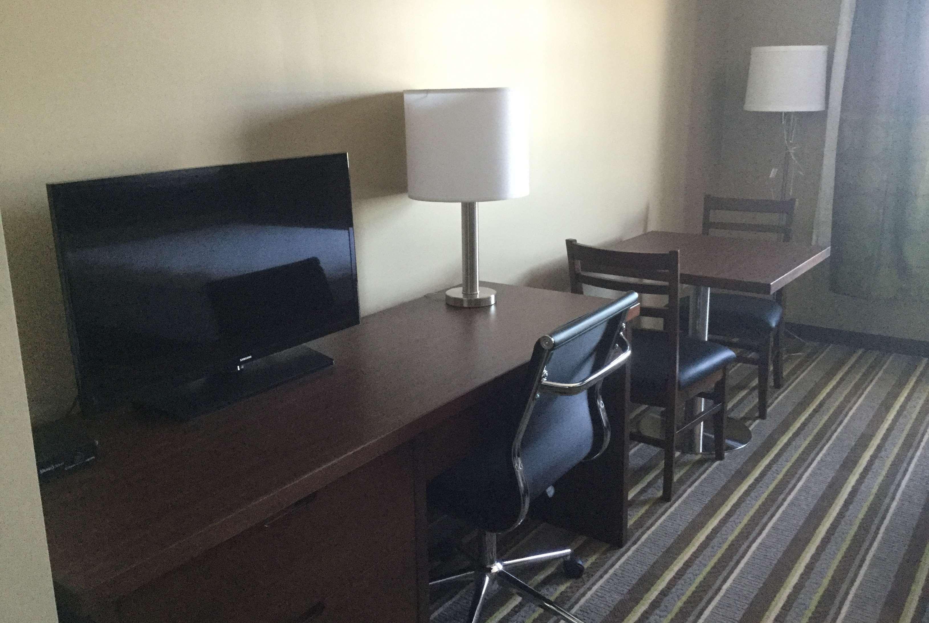 Super 8 By Wyndham Hardisty Hotel Ngoại thất bức ảnh