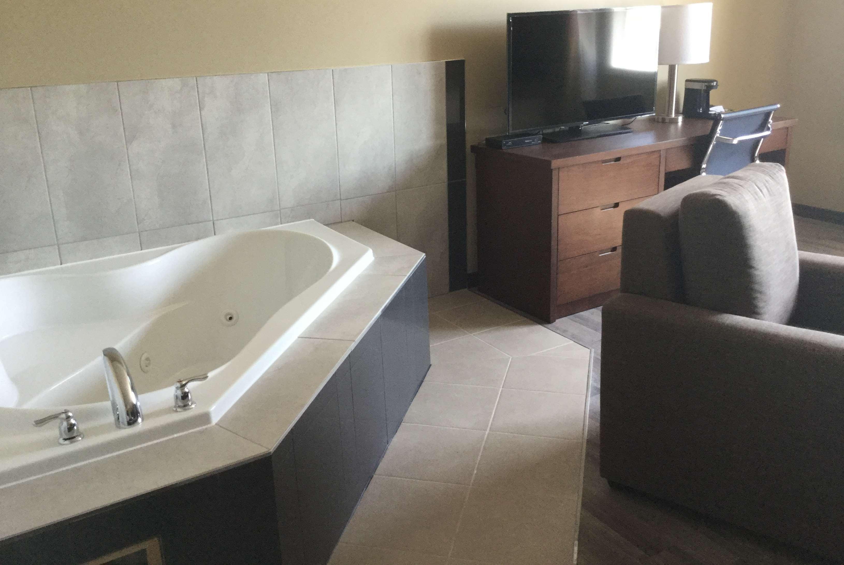 Super 8 By Wyndham Hardisty Hotel Ngoại thất bức ảnh