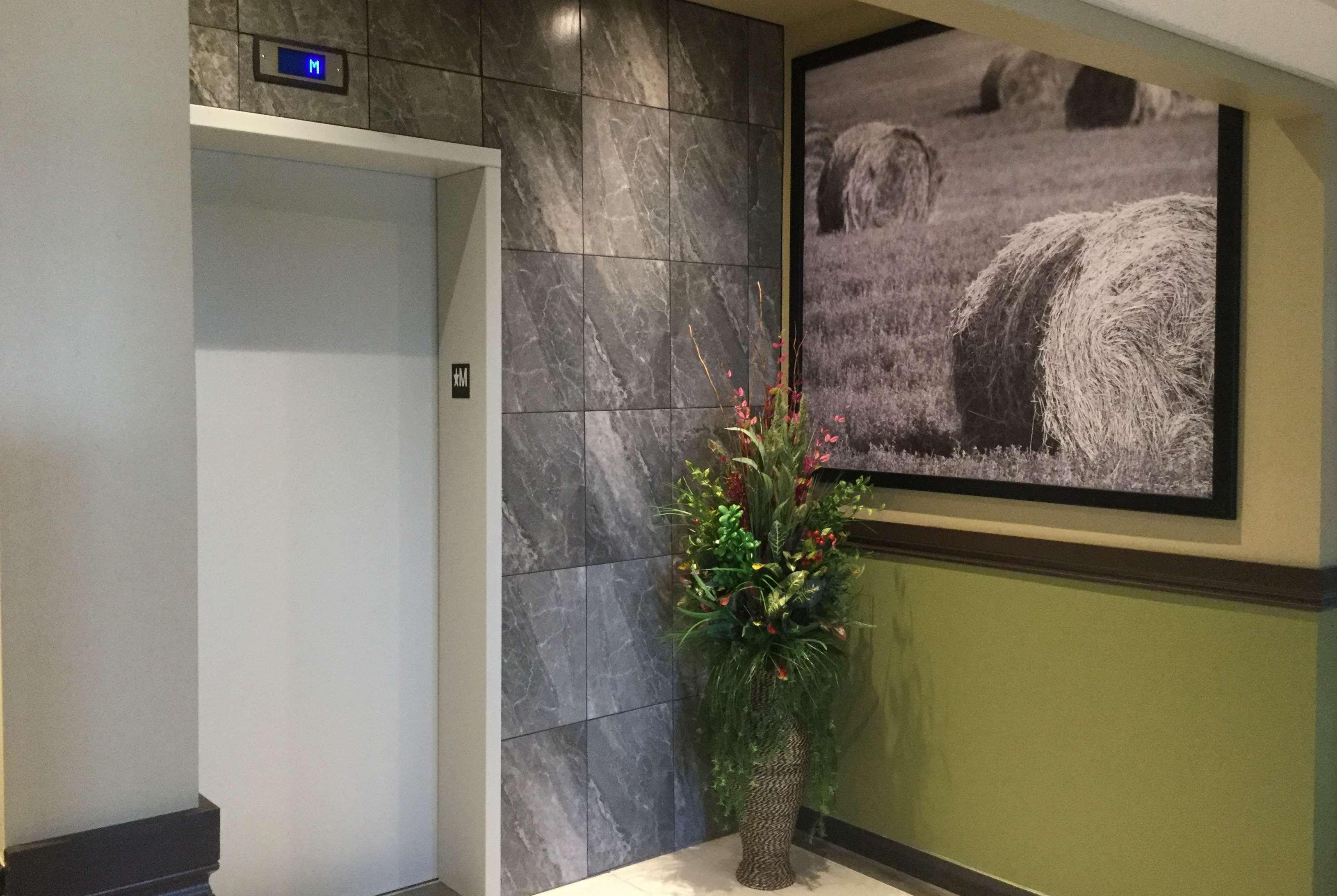 Super 8 By Wyndham Hardisty Hotel Ngoại thất bức ảnh