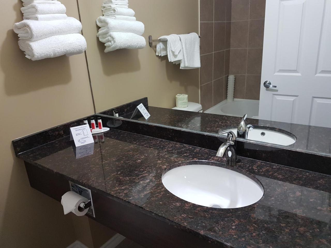 Super 8 By Wyndham Hardisty Hotel Ngoại thất bức ảnh