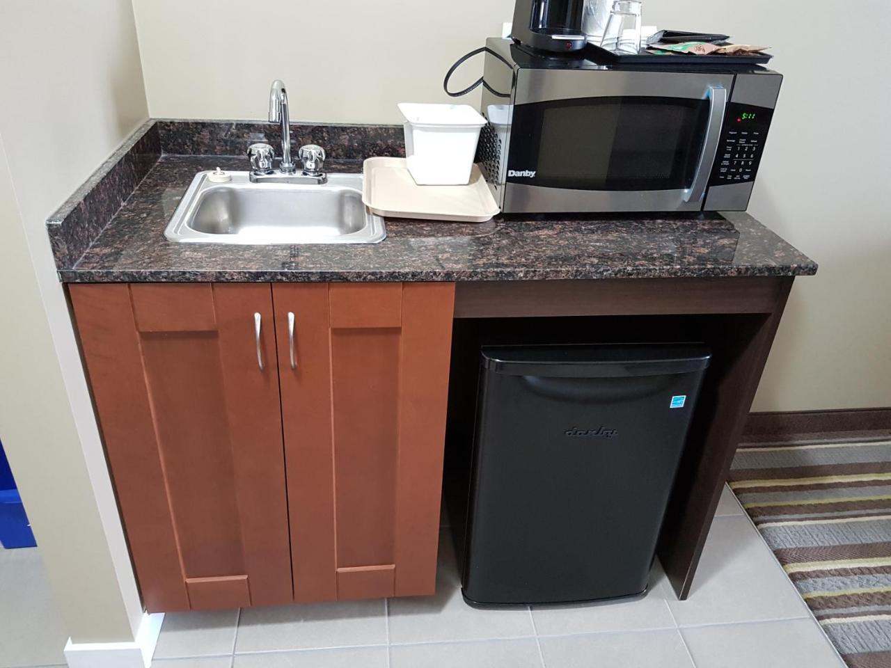 Super 8 By Wyndham Hardisty Hotel Ngoại thất bức ảnh