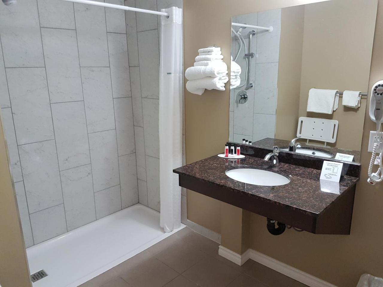 Super 8 By Wyndham Hardisty Hotel Ngoại thất bức ảnh