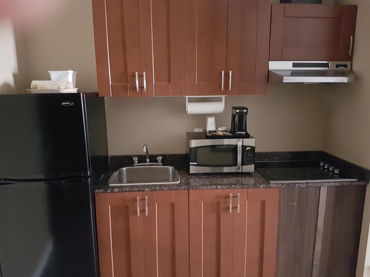 Super 8 By Wyndham Hardisty Hotel Ngoại thất bức ảnh